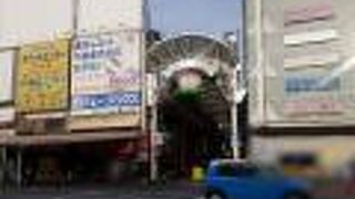 入口に桃のオブジェがぶら下がる