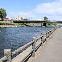 遊歩道からは石組、北上川、岩手山が見えます