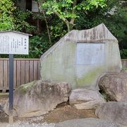 乃木神社の境内にあります。