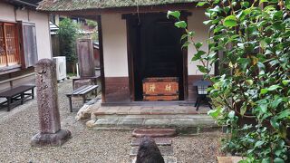 芭蕉ゆかりの茅葺きのお堂