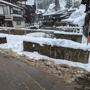 レトロな温泉街にある足湯