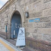 小樽市指定歴史的建造物　第１３号の「旧小樽倉庫」を活用しています。