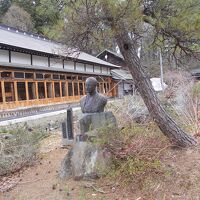 蔦温泉旅館と大町桂月像