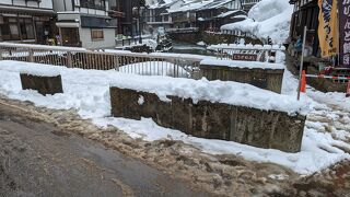 レトロな温泉街にある足湯