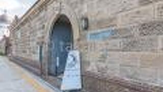 小樽市指定歴史的建造物　第１３号の「旧小樽倉庫」を活用しています。