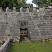 階段状の大きな石造りの墓