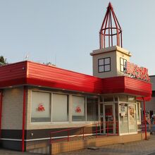 国道185号線に面し店。新広駅にも近い。