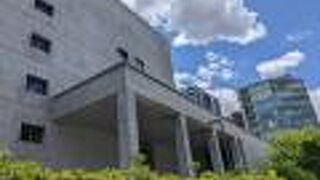 無機質で重厚感がある建物