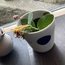 食卓の上の枯れた花