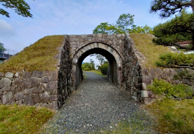 国道２号線の横に移築復元された明治時代の水路兼歩道橋