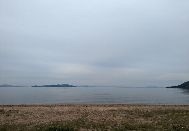 琵琶湖の湖畔でキャンプができます