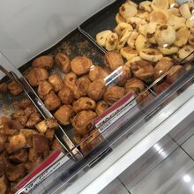 様々なパンやスイーツが量り売りで買えます
