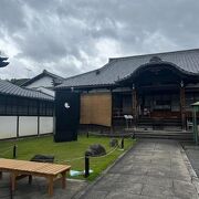 泉涌寺に向かうと初めにあるお寺です