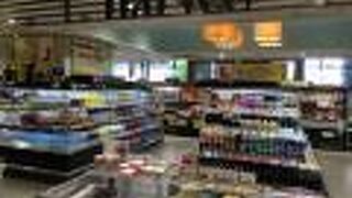 近鉄商店街の食品店と土産物店