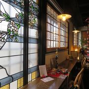 古風な趣きの≪旧ゑびや旅館≫1階に入った大正ロマン風カフェ。しおがまジェラート三種盛がお勧め！
