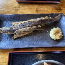 セットの飛魚の唐揚げ