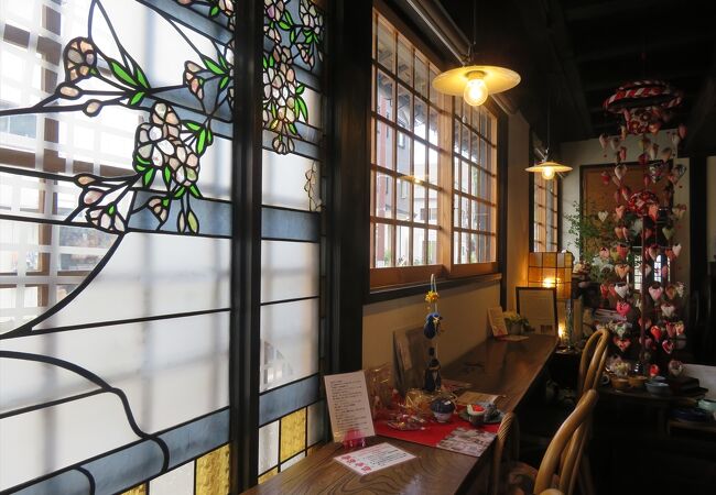古風な趣きの≪旧ゑびや旅館≫1階に入った大正ロマン風カフェ。しおがまジェラート三種盛がお勧め！