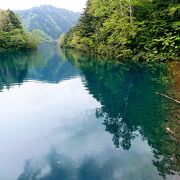 透明なのに青い池 トイレは北岸の湖尻にできてました。