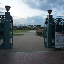 バラ園の門