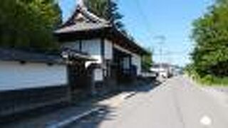 重厚感のある立派な門