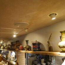 あちこちにいろんな調度品。