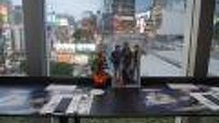 渋谷駅前の夜景をみおろせます。