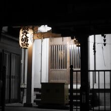 暗闇に浮かび上がる神社。