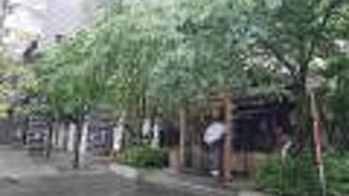 ビルにとりこまれてる。