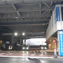 高速道路の下にある。