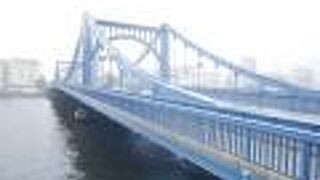 青の美しい橋。