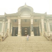 東南〜南アジアを強く感じさせられる建物。