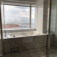 バスルームからは素晴らしい眺望。入浴時はブラインドを閉めて。