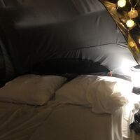 夜はテントの中で眠ることも出来るようにマットが敷いてあります