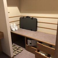 広いクローゼット。女優ライトのついたお化粧コーナーも。