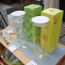 レトロな水差しも販売中。