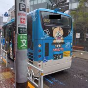 渋谷区内の細い道を走るバス