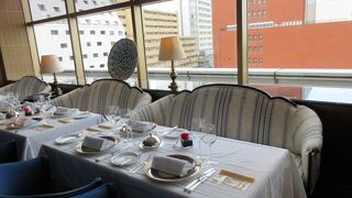 日曜ランチは家族連れ多し。キッスプレート6050円がお得すぎる・・