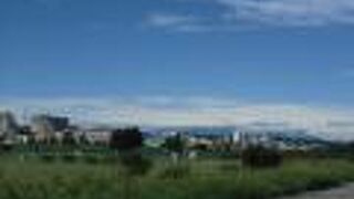 端からだと全て見通すことができないほど広い運動場