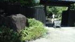 平成に造られたとは思えないほど見事な池泉回遊式庭園