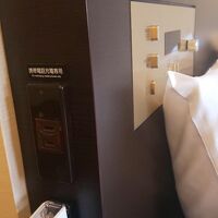 枕元にコンセント。USBポートはないです。