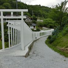 白い鳥居