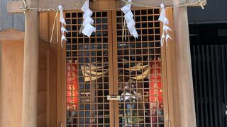 銀座一丁目の護り神のお稲荷さん。