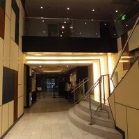 ずっと奥まで進んでやっとフロントが？