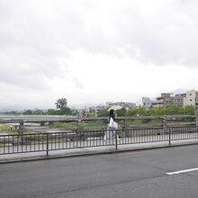 雨の鴨川と三条大橋。