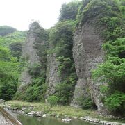 川岸から大きな岩がいくつも立ち上がっていました。