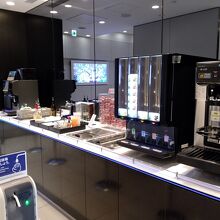 コンパクトなラウンジながら、飲み物類は遜色ない