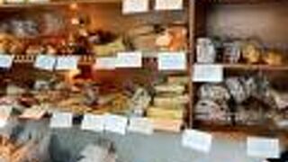 小さな店舗なので、一組ずつしか買い物出来ませんが、色々な種類のパンが並びます。