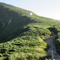 大朝日岳山頂避難小屋 写真