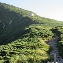 大朝日岳山頂避難小屋