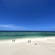 白い砂浜に青い海の理想的なビーチ